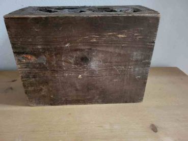 alte Holzkiste um 1890, handgeschnitzt, Jagdmotiv, Truhe