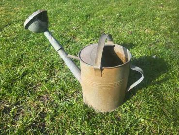 alte Zinkgießkanne, 8 Liter mit Tülle