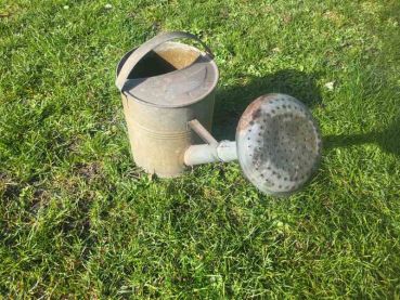 alte Zinkgießkanne, 8 Liter mit Tülle