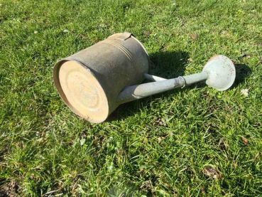 alte Zinkgießkanne, 8 Liter mit Tülle