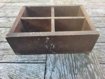 urige alte Schublade aus einem Werkstattschrank, Schubkasten, Holzschublade