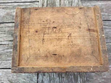 urige alte Schublade aus einem Werkstattschrank, Schubkasten, Holzschublade