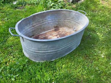 alte Zinkwanne, Wanne, Badewanne, Waschwanne, Pflanzgefäß
