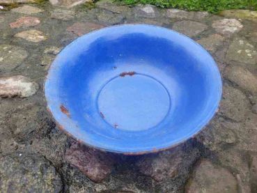 blaue emaille Schüssel, Waschschüssel, Pflanzschale, Pflanztopf