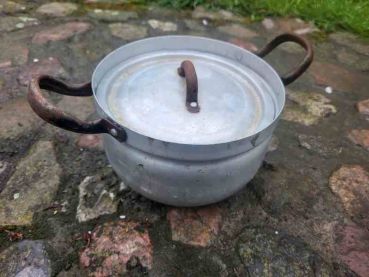 alter Alu Topf mit Deckel
