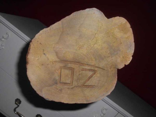 alte Holzschnitzerei, Bäuerin