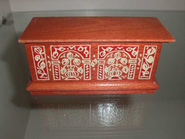 Flachdeckeltruhe für die Puppenstube