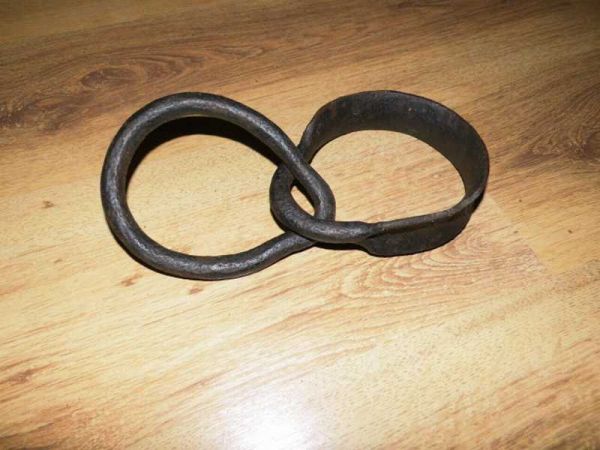 große uralte schmiedeeisene Halterung, Befestigung, Kette, Ring