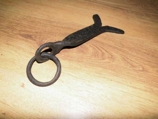 große uralte schmiedeeisene Halterung, Befestigung, Kette, Ring