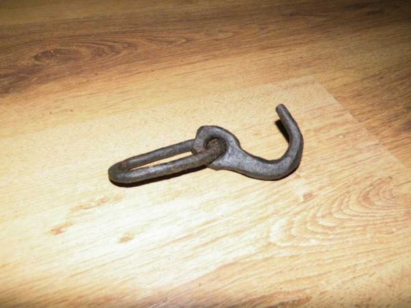 uralter schmiedeeisener Haken, Befestigung, Kette, Ring
