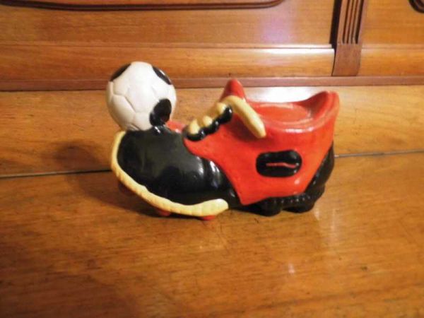 alte Spardose in Form eines Fußballschuhes