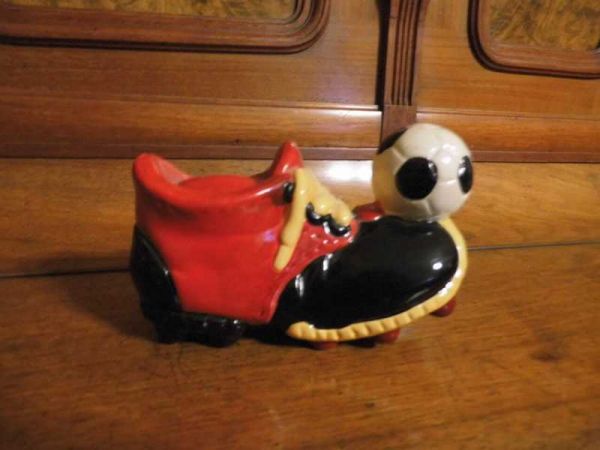 alte Spardose in Form eines Fußballschuhes