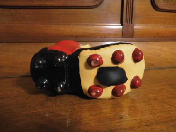 alte Spardose in Form eines Fußballschuhes