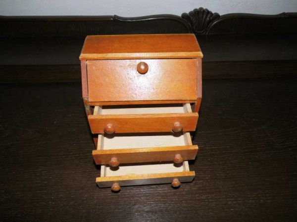 Sekretär für die Puppenstube