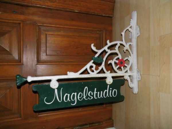 alte Wandhalterung Ausleger Ladenschild Reklame Werbung Nagelstudio Gusseisen