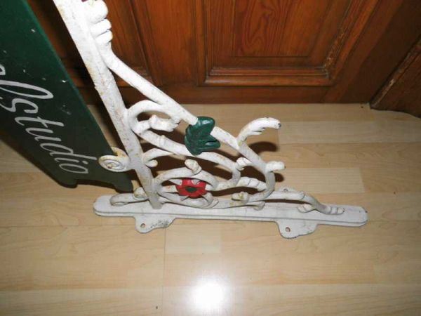 alte Wandhalterung Ausleger Ladenschild Reklame Werbung Nagelstudio Gusseisen