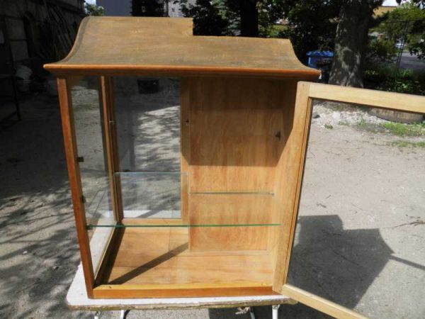 alte Verkaufsvitrine Wandvitrine Vitrine Glasvitrine Kolonialwarenladen Tante Emma  Eckvitrine