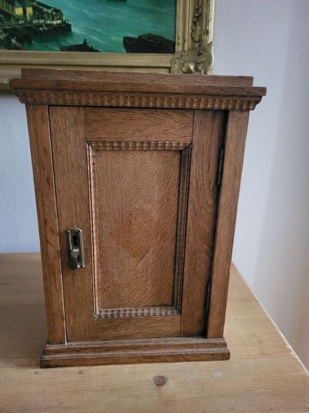 alter Hängeschrank aus Eiche, um 1900, Naturholz, Wandschrank, Arzneischrank, Medizinschrank, Erste Hilfe Schrank