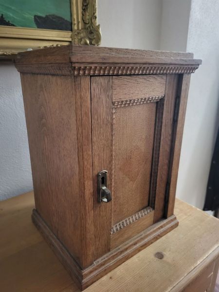 alter Hängeschrank aus Eiche, um 1900, Naturholz, Wandschrank, Arzneischrank, Medizinschrank, Erste Hilfe Schrank