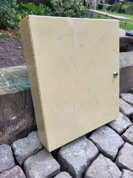 alter Schlüsselkasten 50er Jahre, Schränkchen. Hängeschrank Metallschrank, Blechschrank