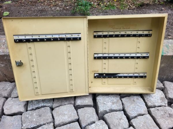 alter Schlüsselkasten 50er Jahre, Schränkchen. Hängeschrank Metallschrank, Blechschrank