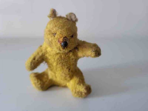 sehr alter und kleiner Teddybär, Stroh / Holzwolle Füllung