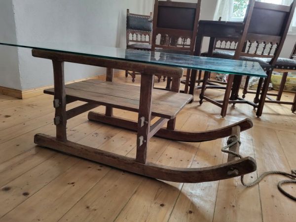 alter Holzschlitten Couchtisch mit Glasplatte