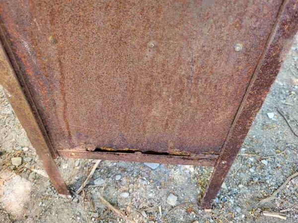 alter Metallschrank, Blechschrank, Industrieschrank