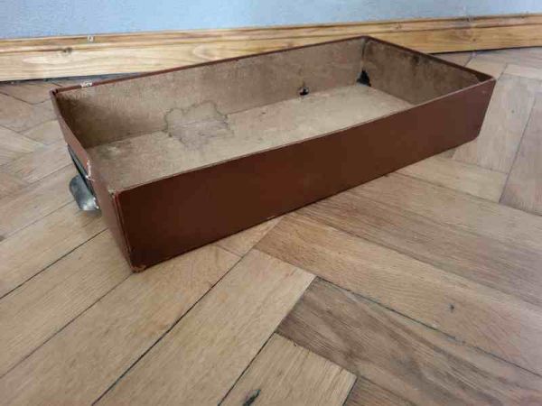 sehr tiefe Schublade aus Pappe, 30er Jahre Schubkasten, Muschelgriff