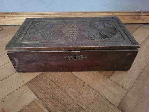 alte Holzkiste , Schmückkästchen, Schatulle, Verzierungen, Holzschnitzerei