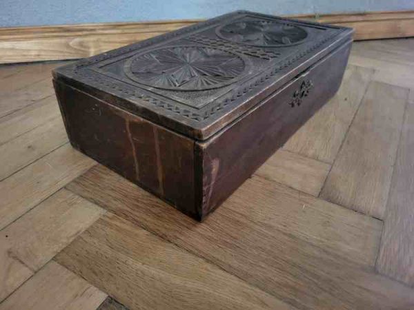 alte Holzkiste , Schmückkästchen, Schatulle, Verzierungen, Holzschnitzerei