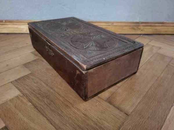 alte Holzkiste , Schmückkästchen, Schatulle, Verzierungen, Holzschnitzerei