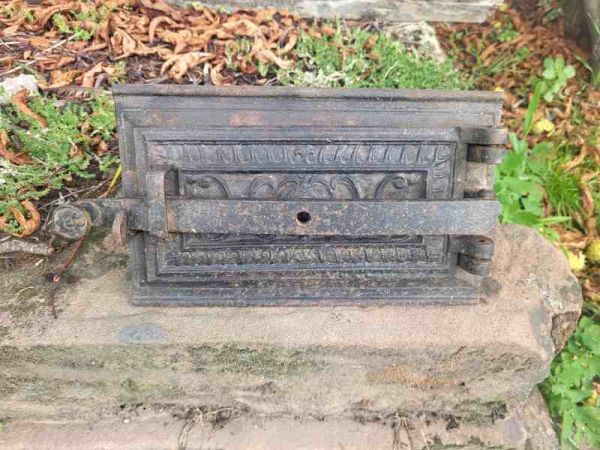 alte Ofentür für Kamin Kachelofen Gusseisen
