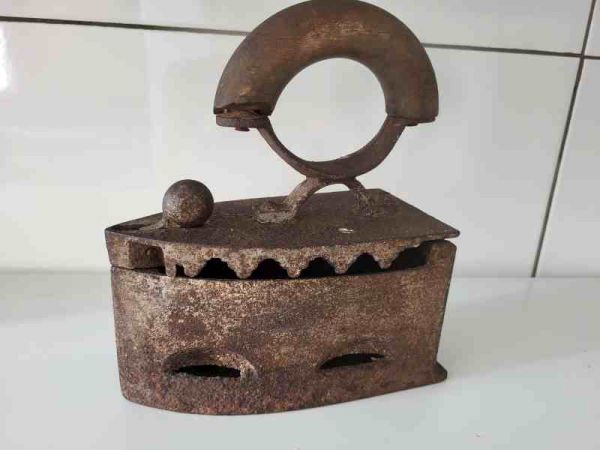 altes Bügeleisen, Glätteisen, Kohle, mit Holzgriff