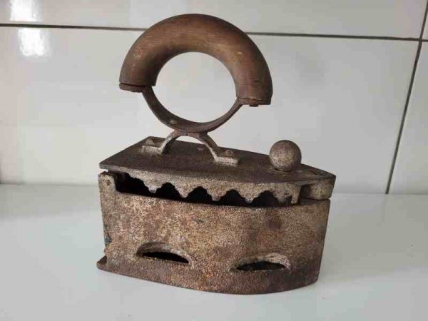 altes Bügeleisen, Glätteisen, Kohle, mit Holzgriff