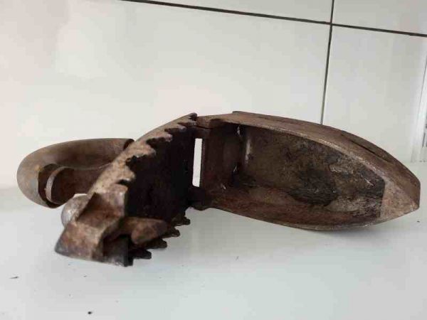 altes Bügeleisen, Glätteisen, Kohle, mit Holzgriff
