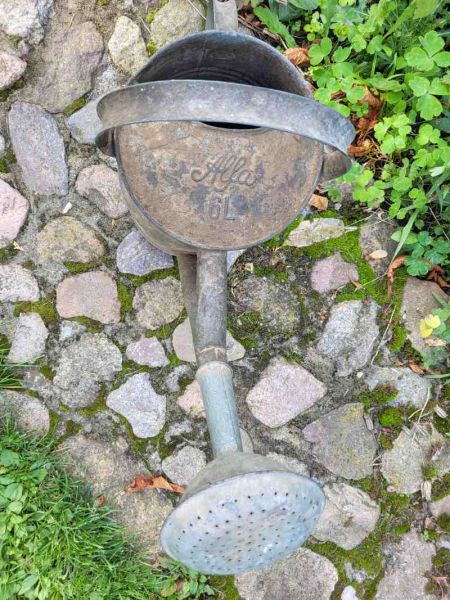 alte Zinkgießkanne mit Tülle, 6 Liter