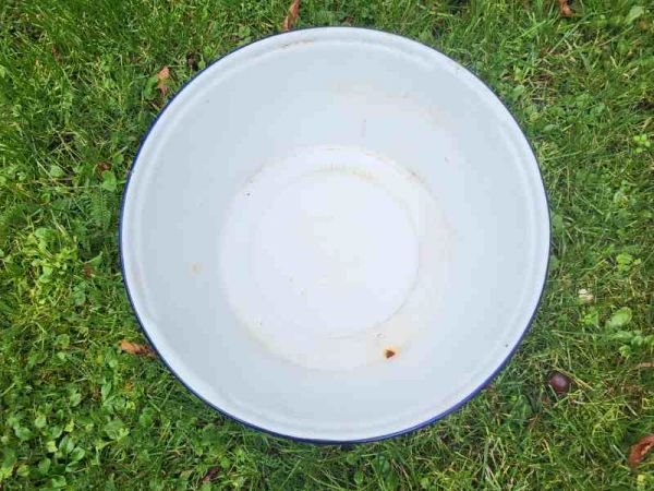 weiße emaille Schüssel, Waschschüssel, Pflanzschale, Pflanztopf