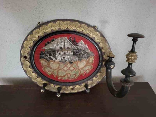 alter Biedermeier Hutgarderobe Hutständer Huthalter mit Stickerei