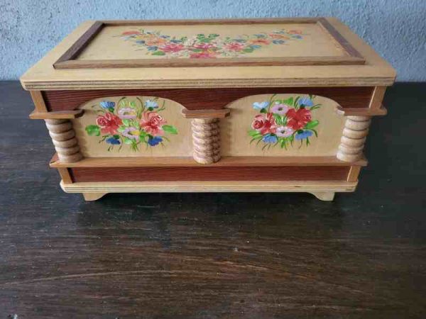 hübsches Schmückkästchen, Schatulle , Holzkiste, Weichholz,