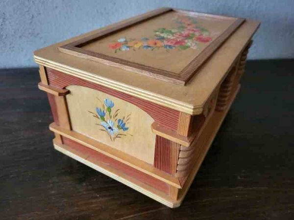 hübsches Schmückkästchen, Schatulle , Holzkiste, Weichholz,