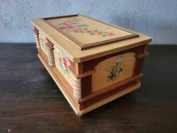 hübsches Schmückkästchen, Schatulle , Holzkiste, Weichholz,