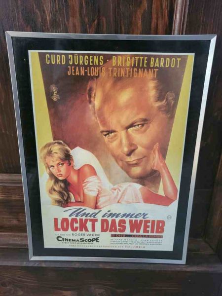 altes Filmplakat in Glasrahmen / und immer lockt das Weib