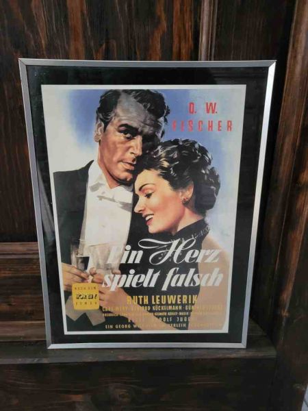 altes Filmplakat in Glasrahmen / ein Herz spielt falsch