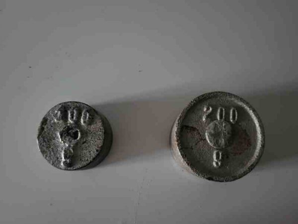 2 alte Gewichte, 100 g und 200 g Eisengewicht Waage Gußeisen