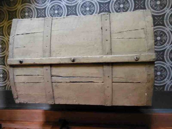 alte Runddeckeltruhe, Schatzkiste, Holztruhe, Truhe, Weichholz