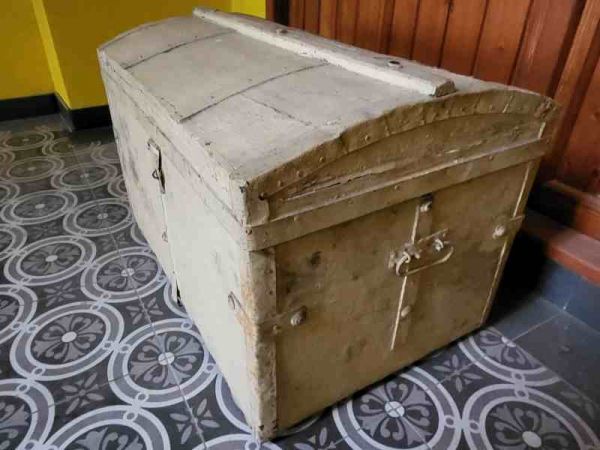 alte Runddeckeltruhe, Schatzkiste, Holztruhe, Truhe, Weichholz