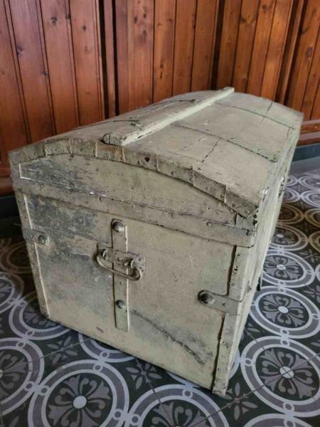 alte Runddeckeltruhe, Schatzkiste, Holztruhe, Truhe, Weichholz