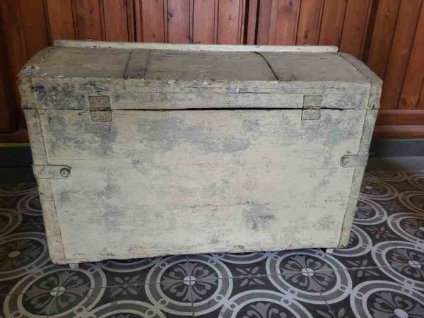 alte Runddeckeltruhe, Schatzkiste, Holztruhe, Truhe, Weichholz