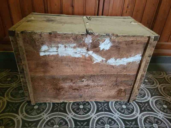 alte Runddeckeltruhe, Schatzkiste, Holztruhe, Truhe, Weichholz